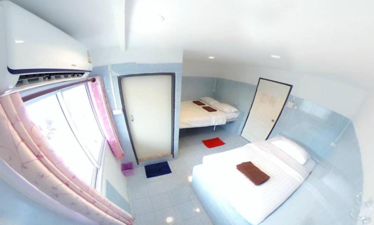 Out! A Radically Inclusive Beach Hostel By Wild & Wandering Haad Rin Rom bilde