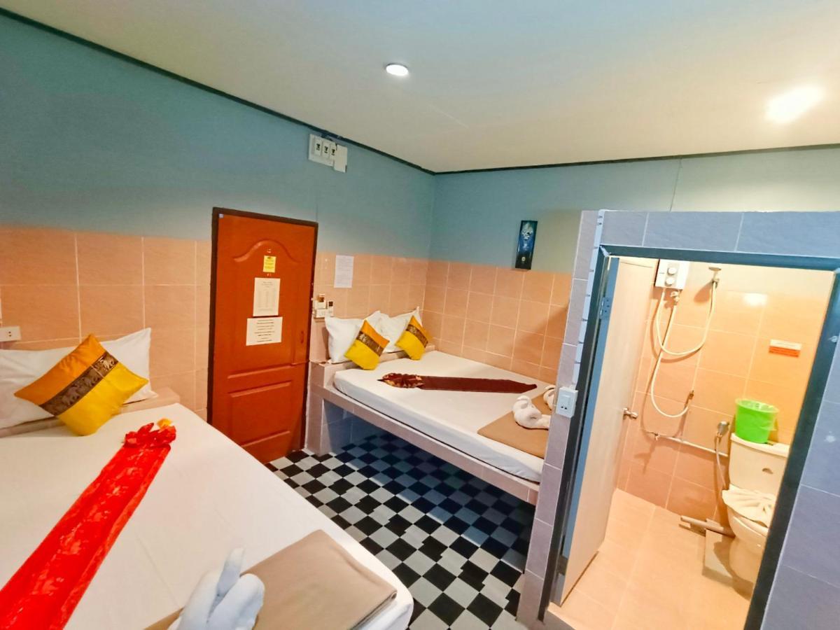 Out! A Radically Inclusive Beach Hostel By Wild & Wandering Haad Rin Rom bilde